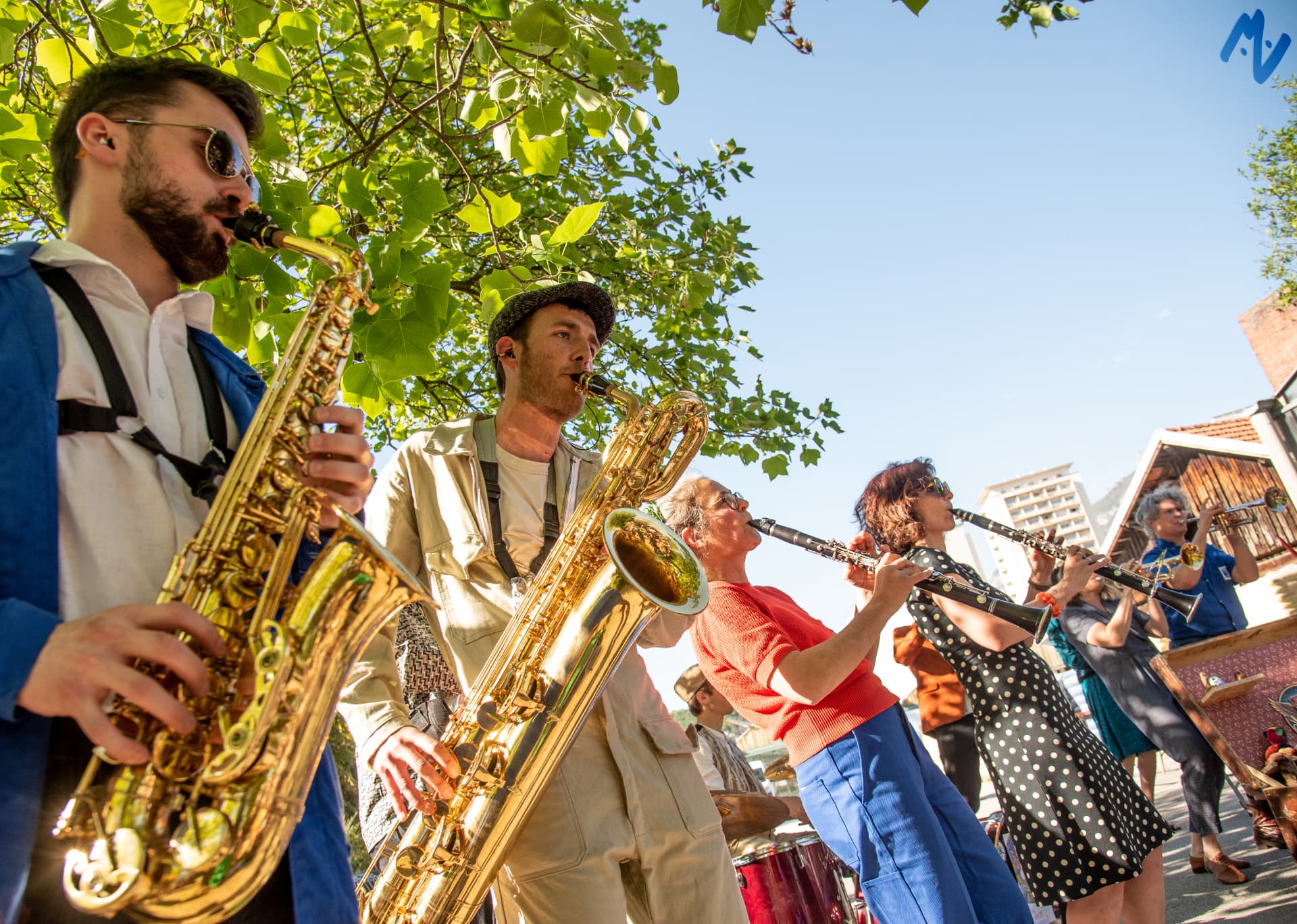 Section des saxophones et clarinettes d'Attico Brass jouant en pleine rue