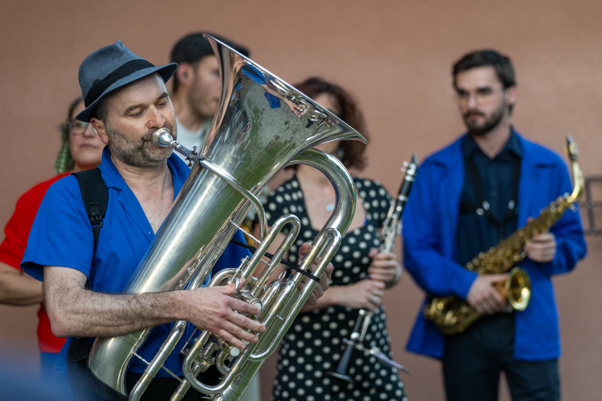Le tubiste d'Attico Brass en gros plan pendant un concert